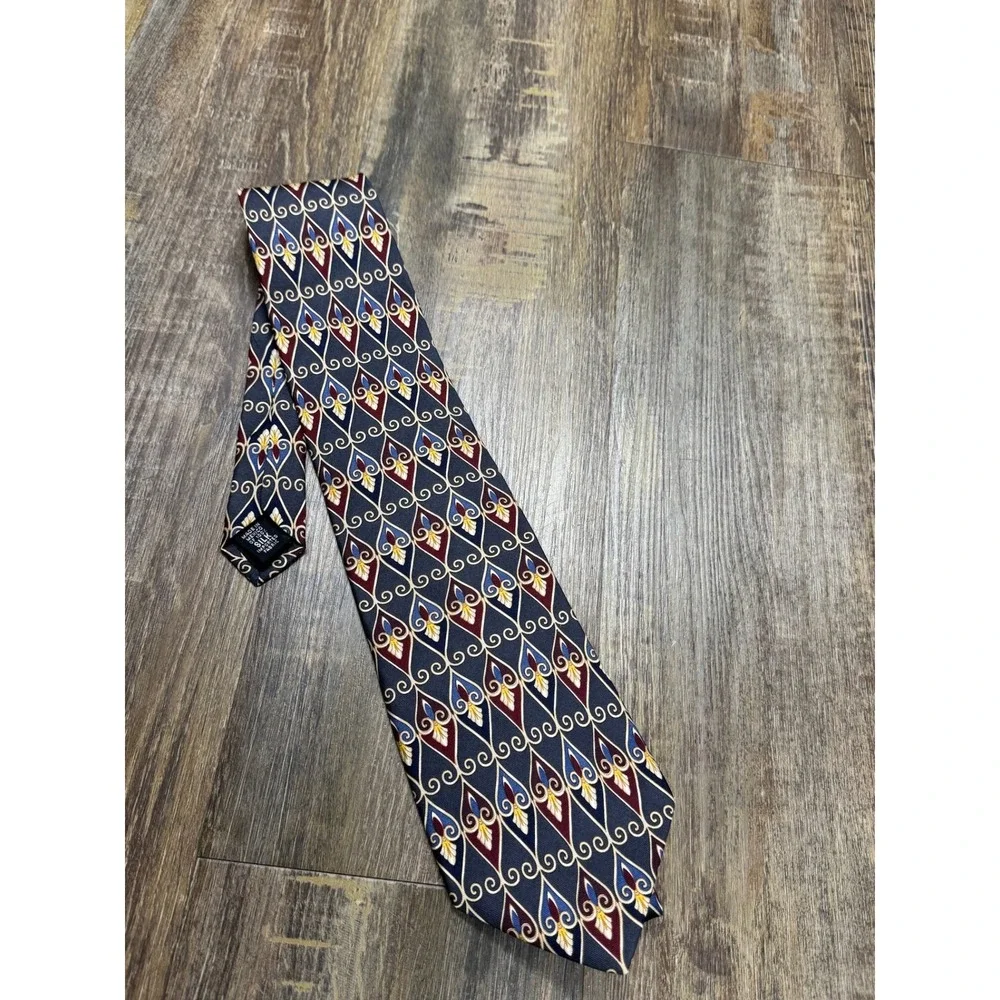 Van Heusen 417 Mens‎ Silk Necktie Navy Blue Burgundy Geometric Teardrop Pattern